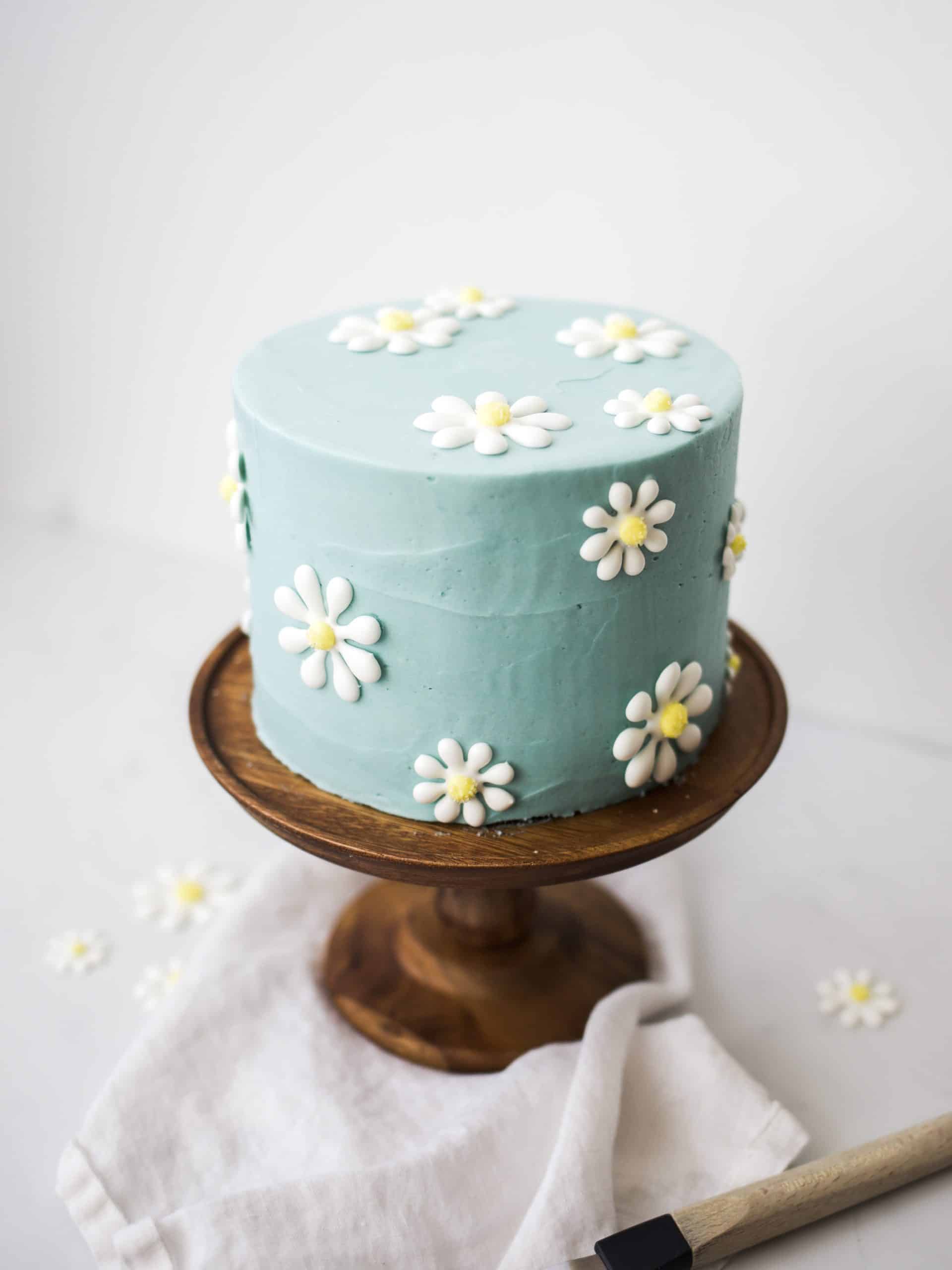 What are Creative Ways to Use Daisy Cake Toppers?